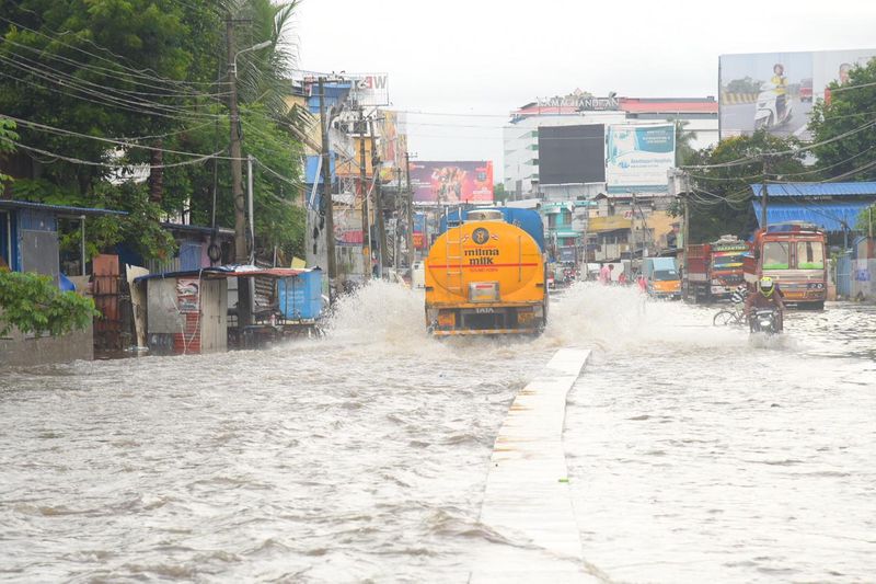 സംസ്ഥാനത്ത് വരും ദിവസങ്ങളിൽ അതിശക്തമായ മഴയ്ക്കും കാറ്റിനും കടലാക്രമണത്തിനും സാധ്യതയെന്ന് കാലാവസ്ഥാ മുന്നറിയിപ്പ് നൽകിയിട്ടുണ്ട്.