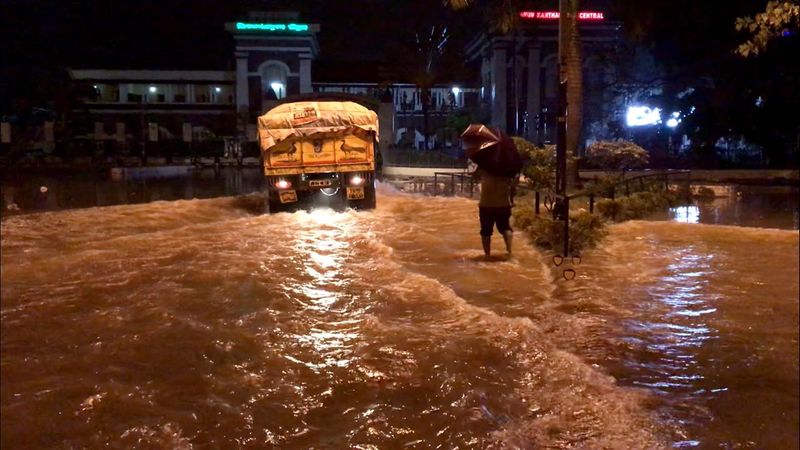 തിരുമല വലിയവിള റോഡിലും ഗതാഗതം തടസ്സപ്പെട്ടു. തമ്പാനൂരിൽ കാറിനുളളിൽ കുടുങ്ങിയ ആളെ ഫയർഫോഴ്സെത്തി രക്ഷപെടുത്തി. വെള്ളക്കെട്ടിലൂടെ സഞ്ചരിച്ച കാര് ഡിവൈഡറില് കുടുങ്ങുകയായിരുന്നു.