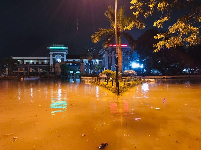 തിരുവനന്തപുരം റയിൽവേ ട്രാക്കുകള് വെള്ളത്തിനടിയിലായി. തമ്പാനൂരിൽ കെഎസ്ആർടിസി ബസ് സ്റ്റാൻഡിലും റയിൽവേ സ്റ്റേഷനിലും എസ് എസ് കോവിൽ റോഡിലും രൂക്ഷമായ വെളളക്കെട്ടുണ്ടായി.