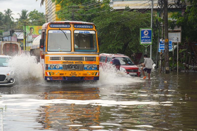 ഇന്ന് ഇടുക്കിയിൽ യെല്ലോ അലർട്ടാണ്. വെള്ളിയാഴ്ച്ച തിരുവനന്തപുരം, കൊല്ലം ജില്ലകളിലും ശനിയാഴ്ച്ച തിരുവനന്തപുരം, കൊല്ലം, ആലപ്പുഴ, പത്തനംതിട്ട ജില്ലകലിലും ഓറഞ്ച് അലർട്ട് പ്രഖ്യാപിച്ചിട്ടുണ്ട്.