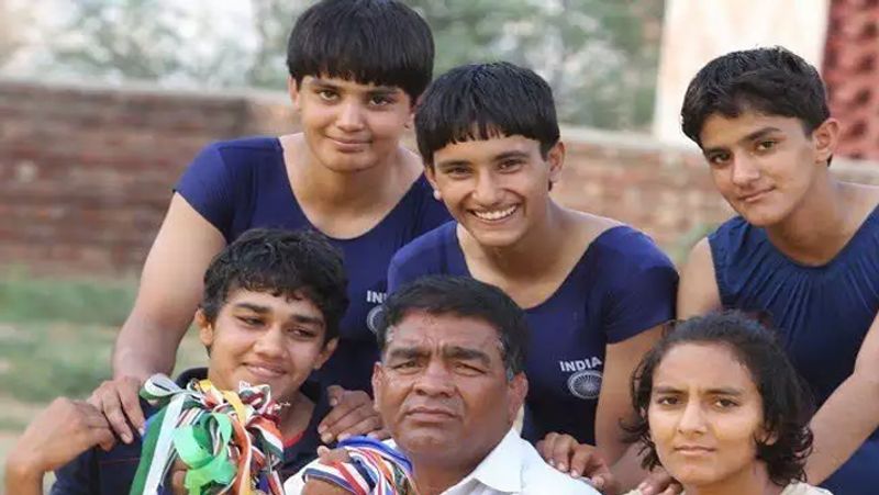 पिता की मौत के बाद चाचा ने दी ट्रेनिंग
महावीर सिंग फोगाट ने अपने भाई की हत्या होने के बाद अपनी भतीजी प्रियंका और विनेश की परवरिश की और उन्हें पहलवानी के गुर सिखाएं। दोनों ही बहनें आज पहलवानी में अपना लोहा मनवा रही हैं।