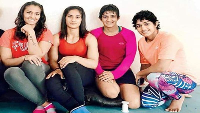 2016 में जीता ब्रॉन्ज मेडल
प्रियंका फोगाट ने 2016 में बैंकॉक में हुई एशियाई कुश्ती चैंपियनशिप में 55 किलोग्राम की प्रतियोगिता में रजत पदक जीता था। वहीं, उनकी बहन विनेश फोगाट ने कॉमनवेल्थ गेम में गोल्ड मेडल जीता था।