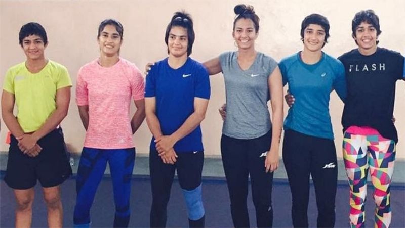 रेसलिंग में बजता है फोगाट सिस्टर्स का डंका
हरियाणा के छोटे से बलाली गांव से निकलकर फोगाट परिवार की इन बेटियों के खूब नाम कमाया और अपने पिता के साथ-साथ देश का नाम भी रोशन किया। गीता फोगाट कुश्ती में ओलंपिक के लिए क्वालीफाई करने वाली पहली भारतीय महिला बनीं। बबीता फोगाट ने महिला कुश्ती में 2014 कॉमनवेल्थ गेम्स में स्वर्ण पदक जीता। वहीं, विनेश फोगाट ने भी महिला कुश्ती में 2014 गोल्ड मेडल विजेता। रितु, प्रियंका और संगीता फोगाट भी रेसलिंग में देश का नाम ऊंचा कर रही हैं। 