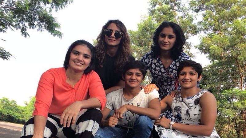 कभी बेटियों को कुश्ती सिखाने के लिए नहीं थे पैसे
महावीर सिंह फोगाट के पास कभी बेटियों को कुश्ती सिखाने के पैसे नहीं थे। बेटियों को आगे बढ़ाने के लिए उन्होंने अपनी नौकरी तक छोड़ दी थी। आज पूरा गांव उनका सम्मान करता है और उनकी कुर्बानी की मिसाल देता है।