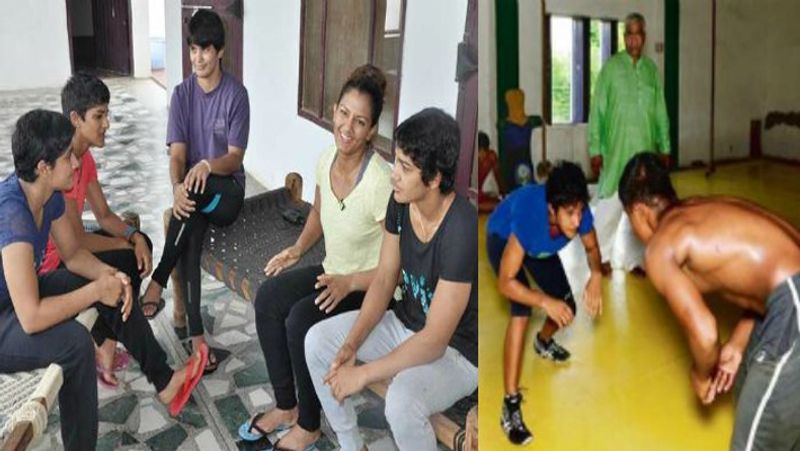 घर में बनाया है रेसलिंग हॉल
6 बहनों को कुश्ती सिखाने के लिए महावीर सिंह ने घर में ही रेसलिंग हॉल बना लिया था। अब वह यहां अन्य लड़कियों को भी कुश्ती के दांव पेंच सिखाते हैं। इस रेसलिंग हॉल में हर तरह की सुविधा मौजूद है।
