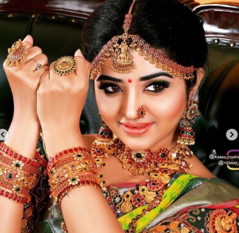 கண்களால் கைது செய்கிறாய் 