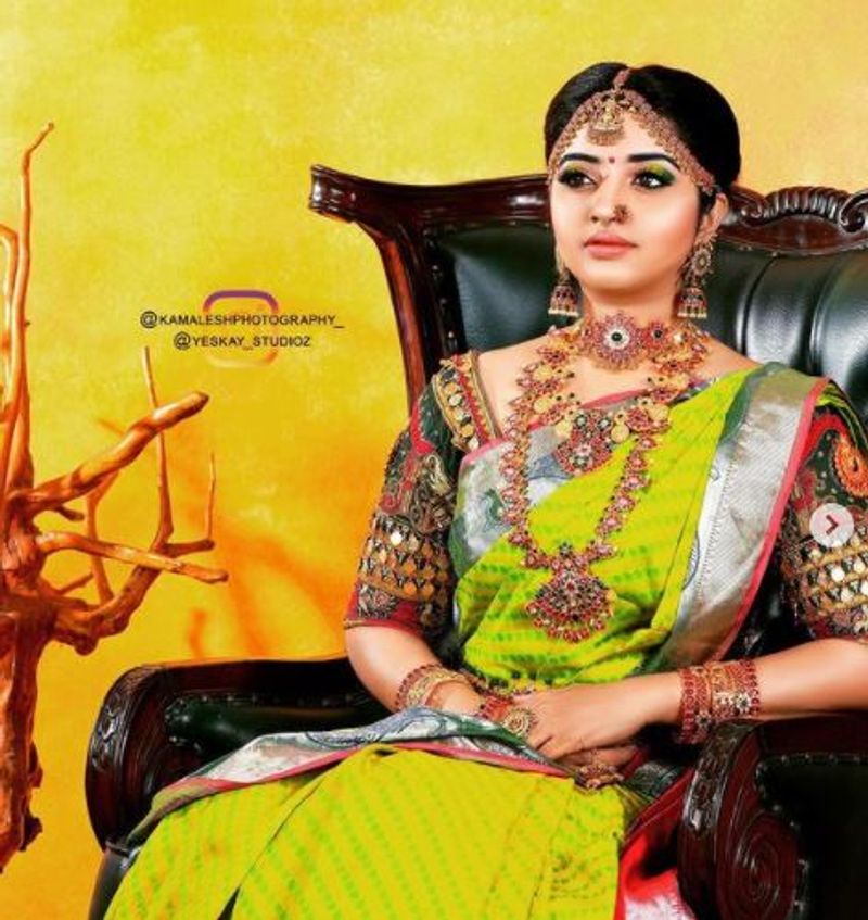 சேரில் அமர்ந்து செம்ம கெத்தாக போஸ் கொடுக்கும் மகா 