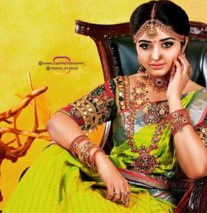 கன்னத்தில் கை வைத்து கொள்ளை அழகில் போஸ் 