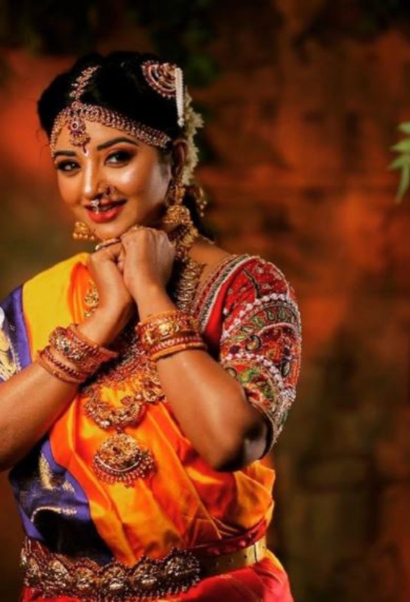 செய்து வைத்த சிலையா இது?