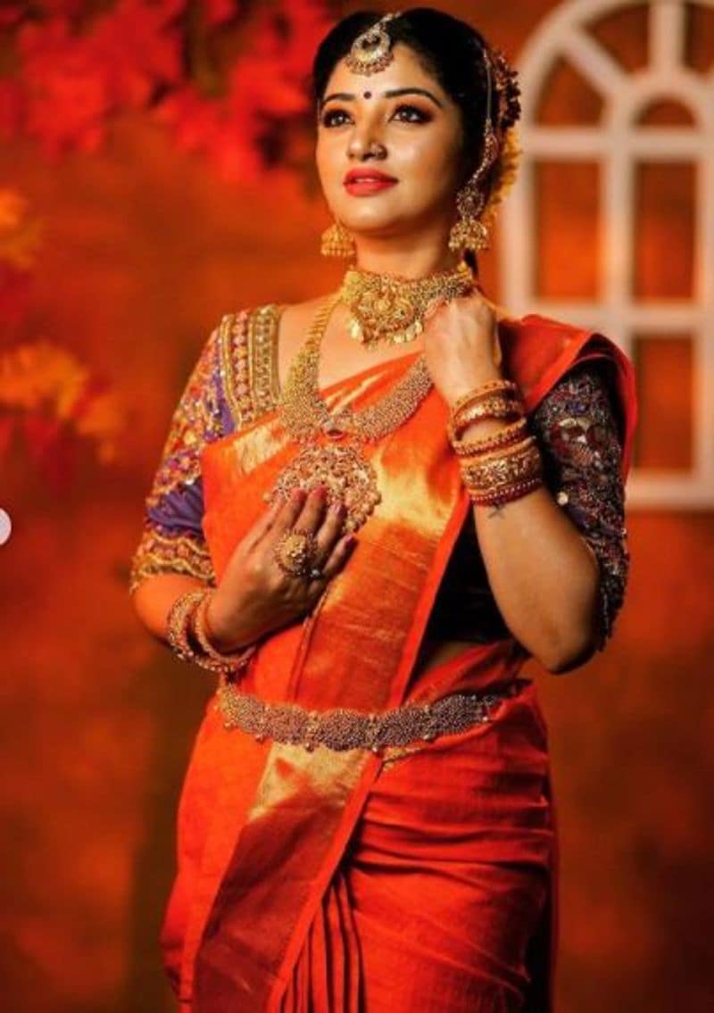 மணப்பெண்ணாகவே மாறி நிற்கும் மகாலட்சுமி 