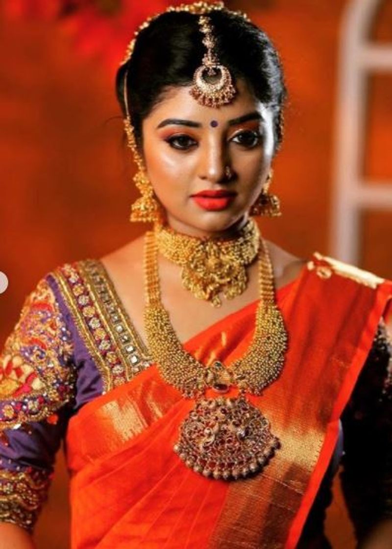 எப்படி சேலை கட்டினாலும் தனி அழகு தான் 