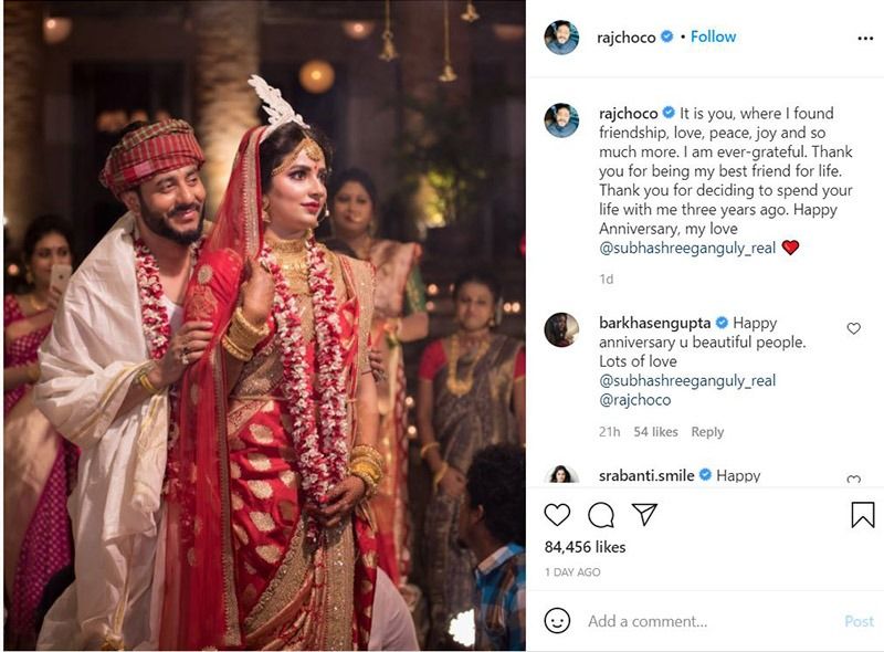 বর-কনের সাজে রাজ-শুভশ্রী। ক্যাপশনে লেখা, 'তোমার মধ্যে আমি বন্ধুত্ব, ভালবাসা, শান্তি, আনন্দ, আরও অনেক কিছু পেয়েছি। তোমাকে পেয়ে আমি চিরকৃতজ্ঞ। আমার সবচেয়ে ভাল বন্ধু হওয়ার জন্য ধন্যবাদ। এবং আজ থেকে ৩ বছর আগে আমার সঙ্গে সারাজীবন কাটানোর সিদ্ধান্ত নেওয়ার জন্যও অসংখ্য ধন্যবাদ। শুভ বিবাহবার্ষিকী, ভালবাসা'।