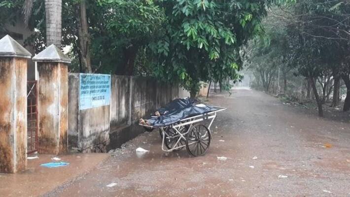Bodies in pouring rain .. Danger of spreading corona .. Horror at Asaripallam hospital. Bodies in pouring rain .. Danger of spreading corona .. Horror at Asaripallam hospital.