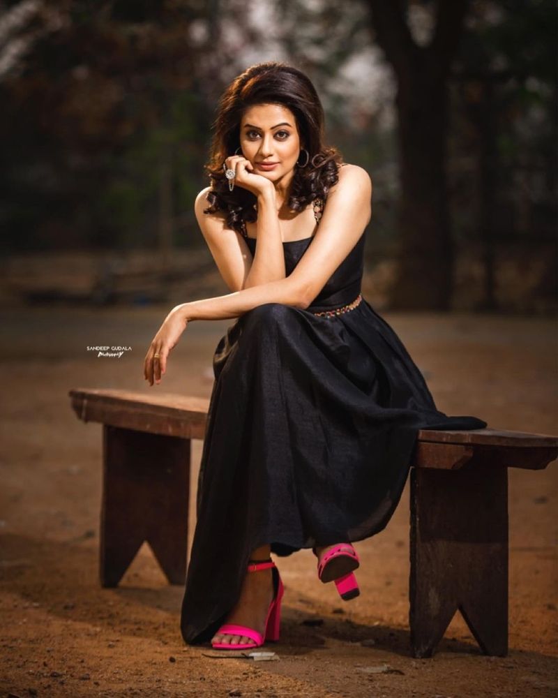 తెలుగులో ప్రియమణి రెండు క్రేజీ ప్రాజెక్ట్స్ చేస్తున్నారు. తమిళ హిట్ మూవీ అసురన్ తెలుగు రీమేక్ నారప్పలో మధ్య వయస్కురాలిగా ముగ్గురు పిల్లల తల్లిగా నటిస్తుంది. నారప్ప మూవీలో వెంకటేష్ భార్యగా ఆమె కనిపించనున్నారు.