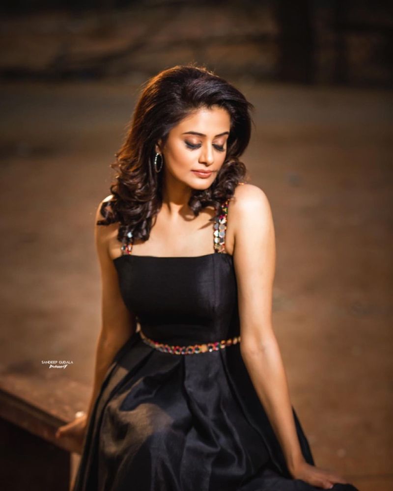 అలాగే రానా, సాయి పల్లవి జంటగా పీరియాడిక్ రివల్యూషనరీ డ్రామా విరాటపర్వంలో ప్రియమణి లేడీ నక్సలైట్ గా భారతక్క అనే కీలక రోల్ చేస్తున్నారు. ఈ రెండు చిత్రాలపై టాలీవుడ్ లో భారీ అంచనాలున్నాయి.