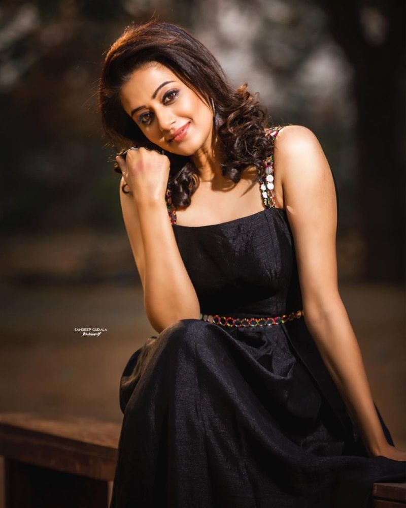గొప్ప నటిగా పేరున్న ఈ జాతీయ అవార్డు విన్నర్, హీరోయిన్ గా ఫార్మ్ లో ఉన్నప్పటి కంటే ఇప్పుడే బిజీగా ఉంది. బాలీవుడ్ టు కోలీవుడ్ భాషా బేధాలు లేకుండా చేతినిండా చిత్రాలతో ఊపిరి సలుపుకోలేనంత బిజీగా ఉన్నారు.