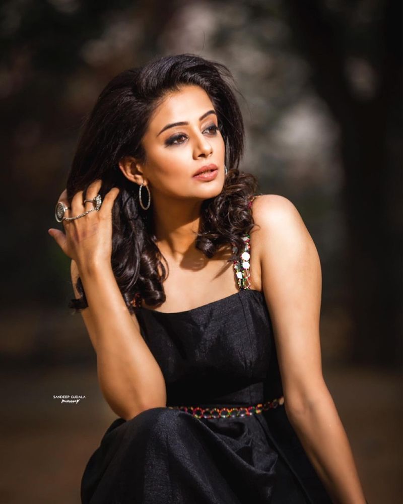 తాజాగా స్లీవ్ లెస్ లాంగ్ బ్లాక్ ఫ్రాక్ ధరించి హొయలు పోయింది. ప్రియమణి క్లీవేజ్ అందాలు మత్తెక్కిస్తుండగా ఫ్యాన్స్ క్రేజీ కామెంట్స్ చేస్తున్నారు. ప్రియమణి లేటెస్ట్ ఫోటోలు ఇంటర్నెట్ లో వైరల్ గా మారాయి.