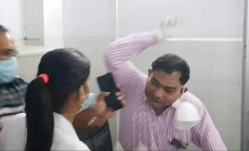 दरअसल, यह मृतक डॉक्टर का नाम बीएम नागर है जो कि रिटायर्ड थे। रामपुर में बढ़ते कोरोना के चलते जिला प्रशासन ने उनकी सेवाएं फिर से लेना शुरू कर दी थीं। वह रामपुर के जिला अस्पातल में मरीजों को देखते थे। नर्स से विवाद के बाद डीएम ने कुछ दिन के लिए उनकी सेवाएं बंद कर दी थीं। लेकिन बाद में उनकी तैनाती कर दी गई थी। (डॉक्टर-नर्स मारपीट के दौरान की फाइल फोटो)

