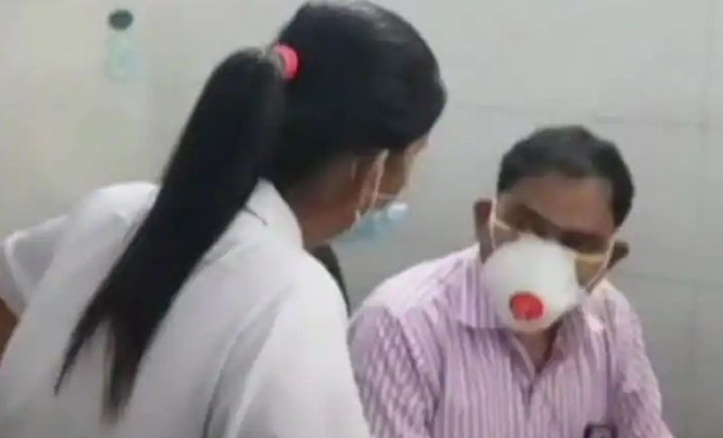 वहीं अस्पताल के अन्य स्टाफ ने बताया था कि इलाज के दौरान किसी कोरोना मरीज की मौत हो गई थी। मरीज के परिजनों ने डॉक्टर से मृत्यु प्रमाण पत्र देने को कह रहे थे। इस दौरान डॉक्टर ने कोविड वार्ड में तैनात नर्स से मरीज की मौत लिखकर लाने को कहा। इसी दौरान मरीज के परिजन नर्स के पास पहुंचे तो वह भड़क गई। जिसके बाद डॉक्टर और नर्स के बीच कहासुनी के बाद विवाद बढ़ गया।