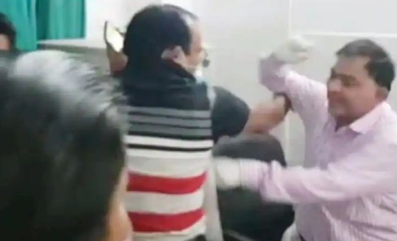  बता दें कि 26 अप्रैल देर रात रामपुर के जिला अस्पताल में अचानक कोरोना मरीजों की संख्या ज्यादा बढ़ गई थी। इसी दौरान ड्यूटी पर तैनात डॉक्टर और नर्स के बीच किसी बात पर विवाद इतना बड़ गया कि दोनों के बीच गाली-गलौज हुई और फिर हाथापाई होने लगी। पहले नर्स ने डॉक्टर को तमाचा जड़ दिया। इसके बाद डॉक्टर ने भी नर्स को थप्पड़ मार दिया था।