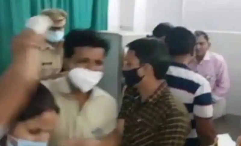 जब इस घटना जानकारी डीएम को लगी तो उन्होंने दोनों को हिदायत दी थी। नगर मजिस्ट्रेट रामजी मिश्र ने दोनों को बुलाया और समझाया। साथ ही कहा था कि कोरोना वायरस लोगों को बीमार तो कर ही रहा। लेकिन दिन रात मरीजों का इलाज करने वाले डॉक्टर और नर्सों के मन और मस्तिष्क पर भी इसका गहरा असर पड़ रहा है। जिसकी वजह से तनाव बढ़ रहा है। 