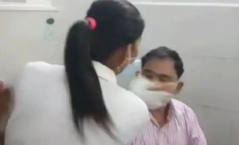 मामले की जानकारी मिलते ही मौके पर स्वास्थ्य विभाग के आला अफसर पहुंच गए। साथ ही पुलिस के तमाम बड़े अधिकारी भी पहुंचे। शव की पोस्टमार्टम कराने की तैयारी हो रही थी, लेकिन परिजनों ने कराने से इंकार कर दिया। मौके पर मौजदू एसपी ने यह बाद परिजन से लिखित में ली।