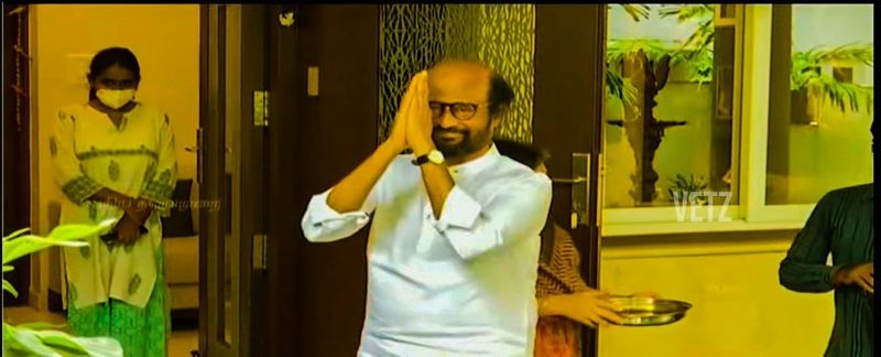 ఇక రజనీ ఇంటికి చేరుకున్నారనే విషయం తెలిసి ఆయన అభిమానులు చాలా మంది ఇంటికి చేరుకున్నారు. వారందరికి రజనీ అభివాదం చేయడం విశేషం.