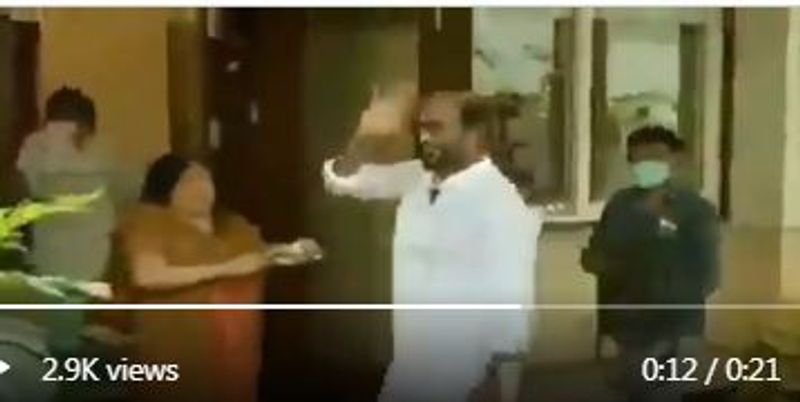 హైదరాబాద్ నుంచి ప్రైవేట్ జెట్లో చెన్నై వెళ్లిన రజనీ నేరుగా ఇంటికెళ్లారు. ఇంటి వద్ద ఆయన భార్య లతా రజనీకాంత్ ఆయనకు హారతి పట్టి ఇంట్లోకి ఆహ్వానించింది.