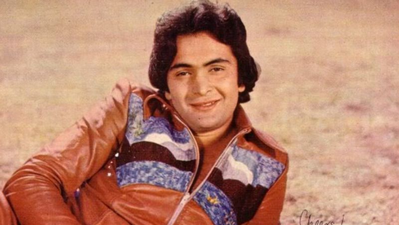 बता दें कि ऋषि कपूर ने बहुत ही छोटी उम्र से एक्टिंग की शुरुआत कर दी थी। आम तौर पर लोग मानते हैं कि उनकी पहली फिल्म 'मेरा नाम जोकर' थी, लेकिन इससे पहले वह 'श्री 420' में एक छोटे बच्चे के रूप में नजर आ चुके थे। कहते हैं कि इस फिल्म की शूटिंग के दौरान नर्गिस को चॉकलेट देकर ऋषि कपूर को सीन करने के लिए मनाना पड़ता था।