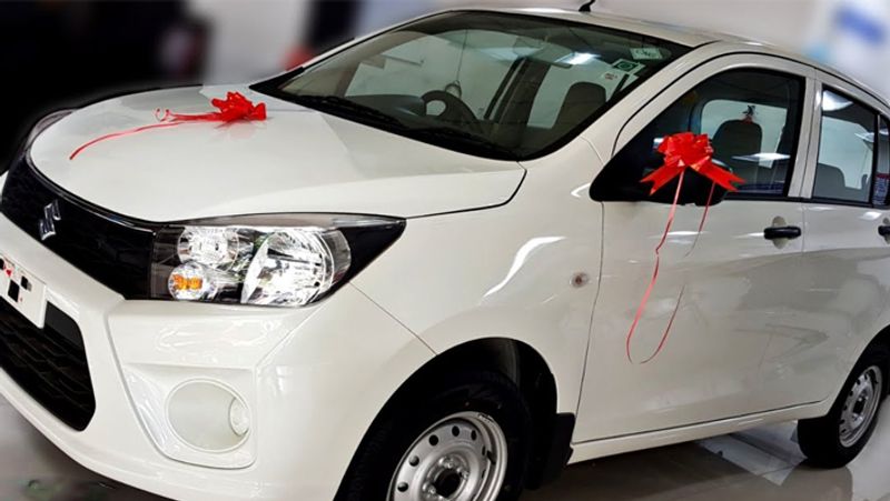 Maruti Suzuki Tour H2
अगर आप Maruti Suzuki Tour H2 को खरीदने का मन बनाने जा रहे हैं तो इसे कैश खरीदने पर 15000 रुपए, एक्सचेंज बोनस में 15000 और कोर्पोरेट डिस्काउंट में 10,000 रुपए तक की छूट दी जाती है।
