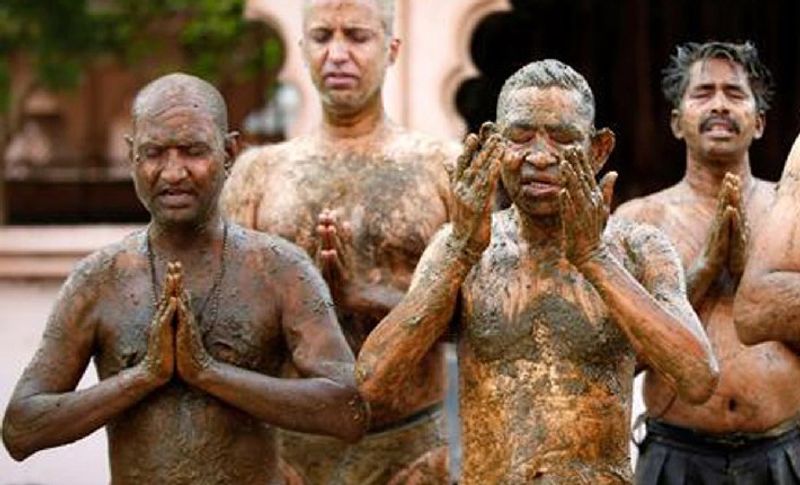 सोमवार के दिन अहमदाबाद के श्री स्वामीनारायण गुरुकुल विश्वविद्या प्रतिष्ठानम की गौशाला में कोरोना से लड़ने की ऐसी थैरपी दी गई। जिसमें काफी संख्या में शहर के लोग शामिल हुए थे। यहां आने वाले लोग अपने शरीर पर गौमूत्र और गोबर का लेप करते हैं और फिर उसके सूखने का इंतजार करते हैं। इसके बाद वह गायों को गले लगाते हैं और योगासन करते हैं।
