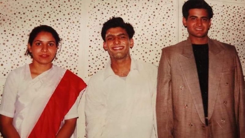 कपिल शर्मा ने फोटो शेयर कर कैप्शन में लिखा- बस मुझे हाल ही में अपनी 23 साल पुरानी फोटो मिली। श्री गुरुनानक देव यूनिवर्सिटी में ये हमारे नाटक अजादी के प्रदर्शन को खत्म करने के बाद की फोटो है। मैंने अपने साथियों के साथ अपनी ये फोटो दाढ़ी को हटाने के बाद क्लिक की थी और दाढ़ी की गोंद अभी भी मेरे चेहरे पर है। मेरी पॉकेट हमेशा खाली रहती थी, लेकिन मेरे चेहरे पर मुस्कान हमेशा रहती थी। मैंने सोचा अपनी ये 23 साल पुरानी फोटो आप सभी के साथ शेयर करू। आशा है कि आप सभी सुरक्षित होंगे।