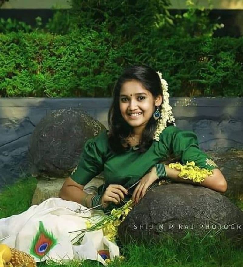 பாவாடை சட்டையில் பார்க்க பார்க்க பேரழகு 