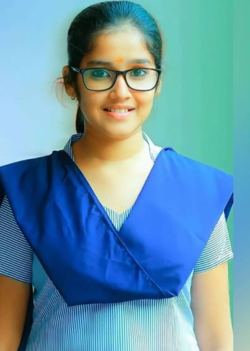 பள்ளி சீருடையில் அனிகா... இப்படி எத்தனை பேர் இவங்கள பார்த்துருக்கீங்க 