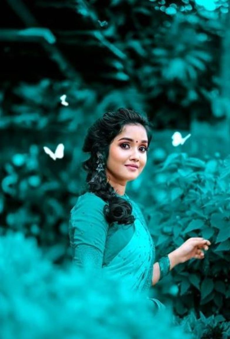 சிறகடிக்கும் பட்டம் பூச்சிக்கு நடுவே... அனிகா பேபி