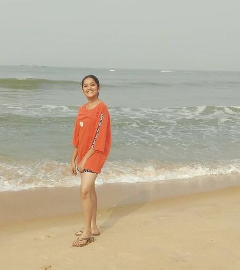 கடற்கரையில் குட்டை உடையில் கியூட் போஸ் கொடுத்த அனிகா 