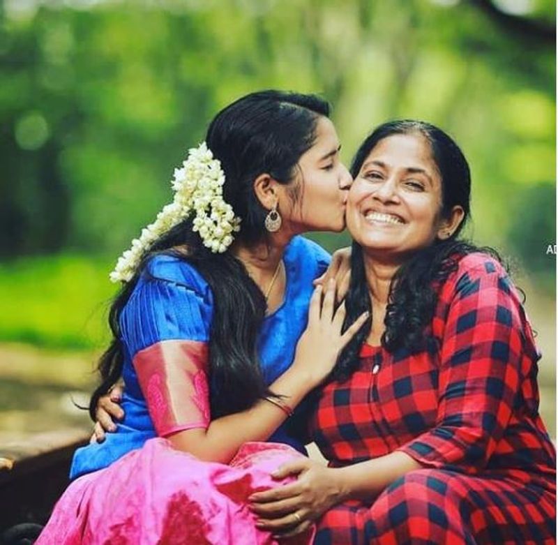 அம்மாவுக்கு ஆனந்தத்தில் முத்தம் 