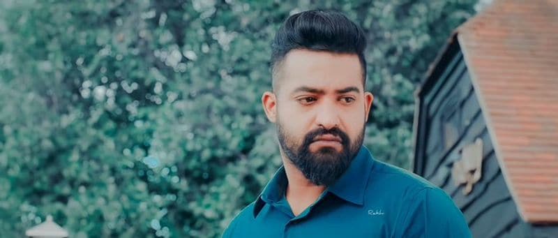 కొమరం భీమ్ పాత్ర కోసం ఆయన ఎంత కష్టపడ్డారో వివరించారు. దాదాపు 18నెలలు భీమ్ లుక్ కోసం ఎన్టీఆర్ కఠిన కసరత్తులు చేశారట. ఆర్ ఆర్ ఆర్ కి ముందు ఎన్టీఆర్ 71 కేజీల బరువు ఉండగా, కొమరం భీమ్ పాత్ర కోసం 9కేజీల మజిల్ బాడీ పెంచాల్సి వచ్చిందట. దాని కోసం చాలా కష్టపడినట్లు ఎన్టీఆర్ తెలియజేశారు.