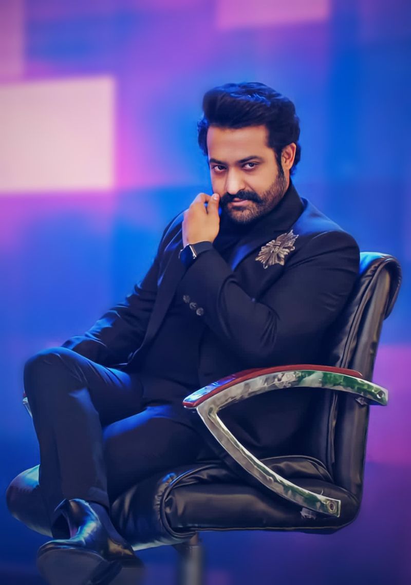 ఎన్టీఆర్కి ఇటీవల కరోనా నిర్ధారణ అయ్యింది. తాను వైరస్ బారిన పడ్డట్టు ట్విట్టర్ ద్వారా వెల్లడించారు. తాను, ఫ్యామిలీ హోం ఐసోలేట్ అయినట్టు చెప్పారు. ప్రస్తుతం ఆయన ఆరోగ్యం నిలకడగానే ఉందన్నారు. ఆయన ఆరోగ్యంపై చిరంజీవి కూడా స్పందించిన విషయం తెలిసిందే.