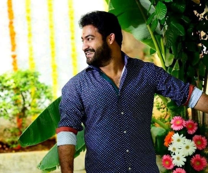 ఇక `ఆర్ఆర్ఆర్` సినిమాని ఓటీటీలో విడుదల చేసే ఆలోచన లేదని స్పష్టం చేశారు. `బాహుబలి`, `జురాసిక్ పార్క్`, `అవేంజర్స్ ` వంటి భారీ సినిమాలను పెద్ద తెరపైనే చూడాలని, ఆడియెన్స్ కూడా థియేటర్లోనే చూసేందుకు ఇష్టపడతారని, పెద్ద తెరపై సమూహంగా చూస్తూ ఆస్వాదించే సినిమా ఇదన్నారు.