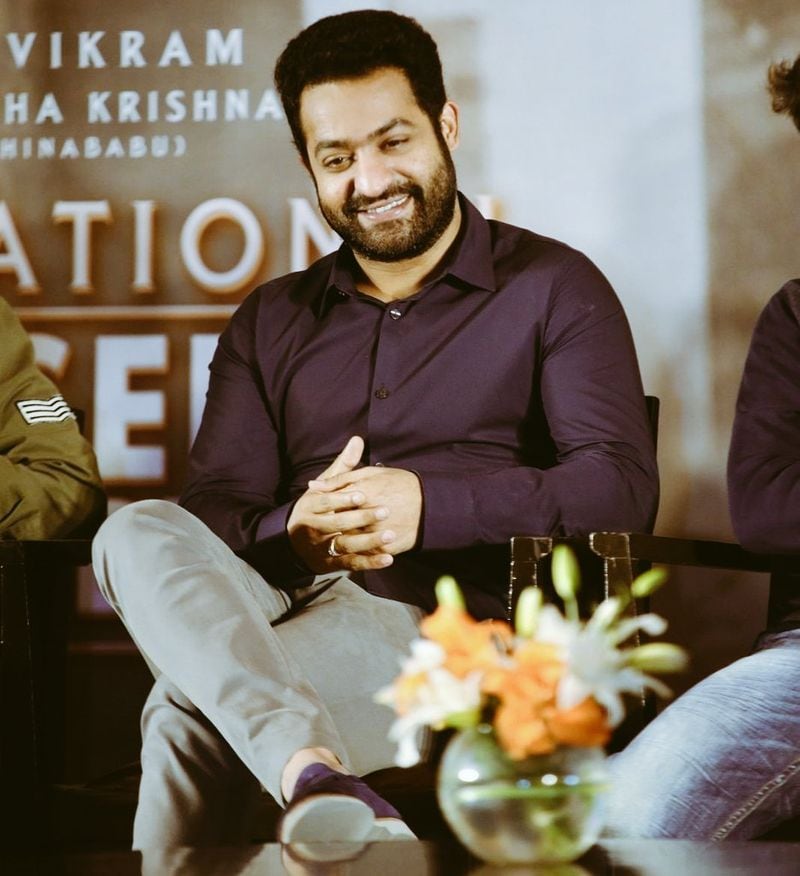 ఈ సినిమా తర్వాత ప్రశాంత్ నీల్తో సినిమా ఉంటుందని చెప్పారు. అంటే ప్రభాస్ తర్వాత ఆయన చేస్తున్న `సలార్` పూర్తవగానే ప్రశాంత్తో ఎన్టీఆర్ సినిమా ఉండబోతుందని చెప్పొచ్చు. ఈ లెక్కన ఇక త్రివిక్రమ్, ఎన్టీఆర్ కాంబినేషన్లో సినిమా ఇప్పట్లో లేనట్టే అనే విషయాన్ని కన్ఫమ్ చేశాడు ఎన్టీఆర్. కరోనా నేపథ్యంలో ప్రస్తుతం క్వారంటైన్లో ఉన్నానని, కుటుంబంతో సమయం గడుపుతున్నానని, అమ్మా, భార్య, పిల్లలతో ఉండటం ఒక ఎమోషన్ అని, దాన్ని తానెప్పుడూ ఇష్టపడతానని చెప్పారు ఎన్టీఆర్.