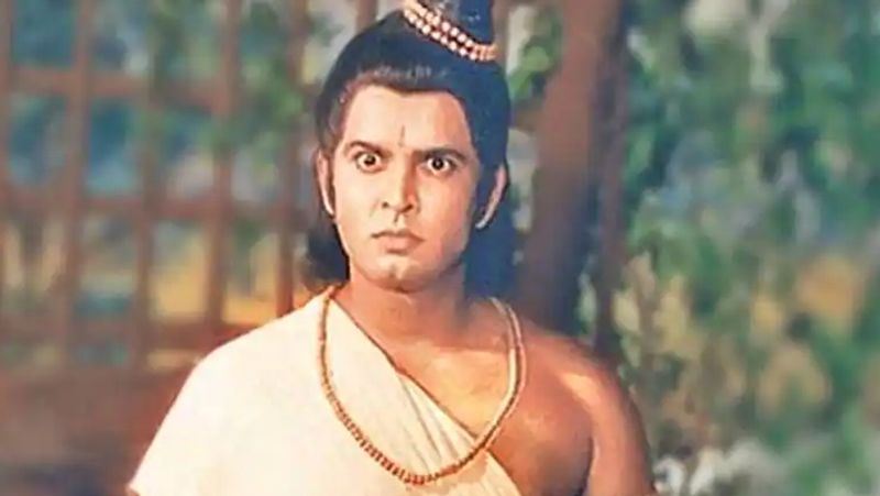 सुनील लहरी ने बताया था कि हनुमान जी जब अशोक वाटिका के उस हिस्से में जाते हैं, जहां फल लगे हुए हैं तो वो किस तरह फल तोड़ रहे हैं और साथ ही पेड़ों को उखाड़ रहे हैं। सुनील के मुताबिक, उस सीक्वेंस के लिए स्पेशली अलग-अलग फ्रूट्स के पेड़ मंगाए गए थे। क्योंकि एक ही मिट्टी में केला, अमरूद और सेब नहीं हो सकता। इसलिए असली पेड़ मंगाकर उन पर फल लगाए गए थे और उन्हें हनुमान जी तोड़-तोड़कर खाते हैं।