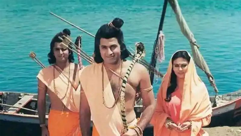 बता दें कि इससे पहले सुनील लहरी ने उस दौरान का किस्सा भी बताया था, जब हनुमान जी का सीक्वेंस ज्यादा शूट होना था। इस दौरान विजुअल इफेक्ट्स की वजह से शूटिंग में ज्यादा वक्त लग रहा था तो मैं खाली समय का फायदा उठाकर रामलीला देखने दिल्ली आ गया। इस दौरान भीड़ मुझसे मिलने और ऑटोग्राफ लेने के लिए टूट पड़ी थी और मेरा कुर्ता भी फट गया था।