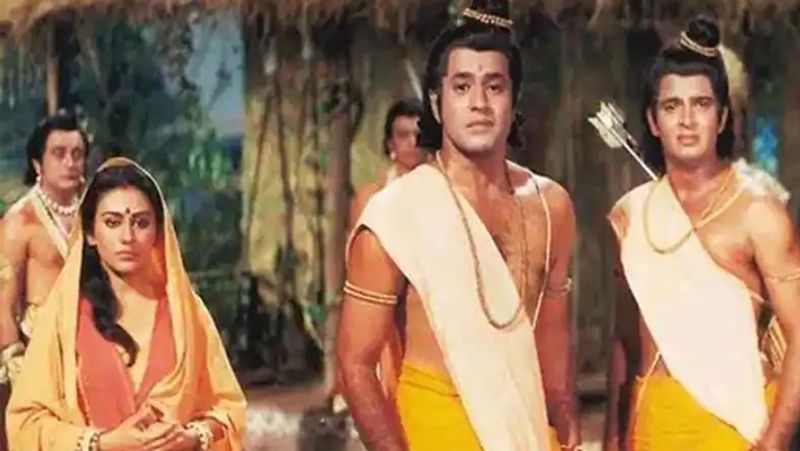 दरअसल, दीपिका ने वनवास के दौरान का एक सीन शेयर किया था, जिसमें राम, सीता और लक्ष्मण एक पेड़ के नीचे बैठे नजर आ रहे हैं। इस दौरान लक्ष्मण जहां अपने धनुष को ठीक कर रहे हैं, वहीं राम सूर्य नमस्कार करते नजर आ रहे हैं।