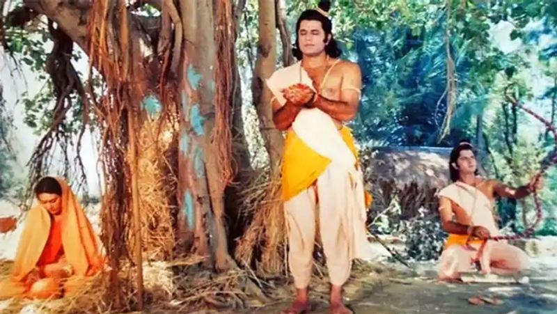 अजीत नाइक की ये बात सुनकर हम लोग हैरान रह गए और सोच में पड़ गए कि आखिर ऐसा क्या हो गया, जो ये फौरन इस जगह को खाली करने के लिए कह रहे हैं। ये देख रामानंद सागर जी भी चौंक गए कि आखिर क्या हो गया है।
