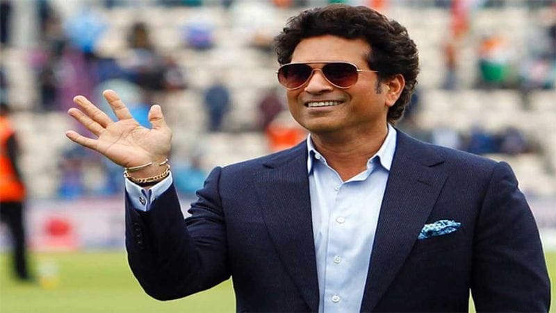 सचिन तेंदुलकर- 870 करोड़
सचिन तेंदुलकर (Sachin Tendulkar) 'क्रिकेट के भगवान' हैं। क्रिकेट के हर रिकॉर्ड में उनका नाम जरूर होता है। 2021 में सबसे अमीर क्रिकेटरों की लिस्ट में भी टॉप पर हैं। उनकी कुल संपत्ति 870 करोड़ रुपये है। उन्होंने अपने ऑन और ऑफ-फील्ड काम दोनों के जरिए बहुत पैसा कमाया है। बता दें कि वह फिलिप्स, ब्रिटानिया, वीज़ा, बीएमडब्ल्यू, पेप्सी, ल्यूमिनस, एडिडास, कैनन, कैस्ट्रोल जैसे कई इंटरनेशनल ब्रांडों के साथ जुड़े रहे हैं। 