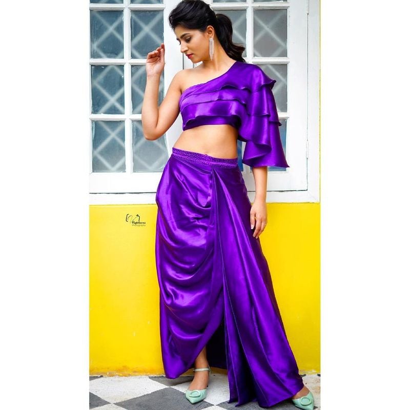 వెండితెరపై గుర్తింపు రాకపోవడంతో బుల్లితెర వైపు అడుగులు వేసింది. అనసూయ, రష్మీ గౌతమ్ మాదిరి హాట్ యాంకర్ గా బిజీ కావాలన్నది వర్షిణి ప్రస్తుత టార్గెట్. అయితే ఆ హోదాకు వర్షిణి ఇంకా దూరంగానే ఉంది.