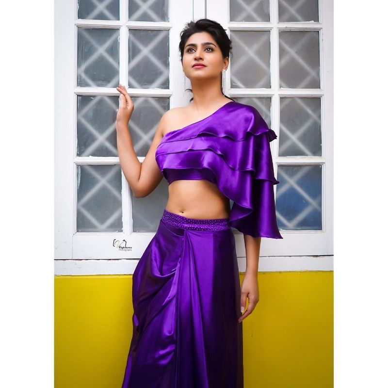 అయితే స్టార్ మాలో ప్రసారం అవుతున్న కామెడీ స్టార్స్ షోకి వర్షిణి యాంకర్ గా ఎంపికయ్యారు. కొన్నాళ్లుగా ప్రసారం అవుతున్న కామెడీ స్టార్స్ షోలో ఆమె సోలో యాంకర్ గా ఉన్నారు. ఆ షో సక్సెస్ అయిన నేపథ్యంలో వర్షిణికి మరిన్ని ఆఫర్స్ దక్కే అవకాశం కలదు.