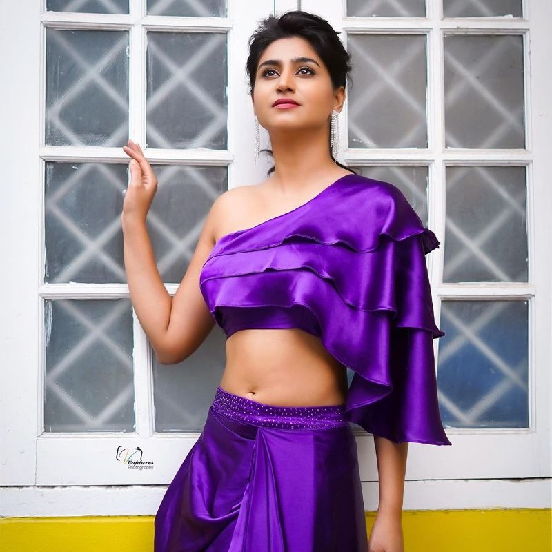 కాలం కలిసి రాక వర్షిణి పాప బుల్లితెరకు పరిమితం అయ్యింది. వర్షిణి కి ఉన్న గ్లామర్ కి, వెండితెరపై వెలిగిపోవాల్సింది. మోడల్ గా కెరీర్ ప్రారంభించిన వర్షిణి, హీరోయిన్ గా కొన్ని చిన్న చిత్రాలలో నటించారు. ఆ సినిమాలు ఏవీ వర్షిణికి బ్రేక్ ఇవ్వలేదు.