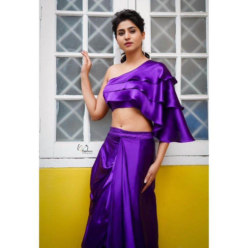 నయాగరా జలపాతం లాంటి వర్షిణి నడుము చూసిన ఆమె ఫ్యాన్స్ కిక్ ఫీలవుతున్నారు. అందుకే క్రేజీ కామెంట్స్ చేస్తూ, వర్షిణి ఫోటోలను వైరల్ చేస్తున్నారు. వర్షిణి లేటెస్ట్ ఫోటోలు ఇంటర్నెట్ లో హాట్ టాపిక్ గా మారాయి.